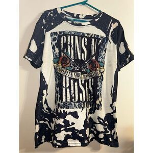 Guns and roses tee size large